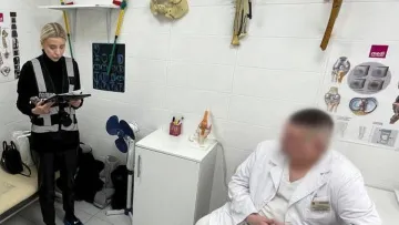 Вимагав від пораненого військового 30 000 гривень за проведення операції: поліція оголосила про підозру лікарю