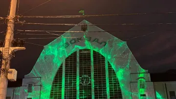 «Поділись світлом»: фасад Центрального вокзалу Києва прикрасила інтерактивна інсталяція