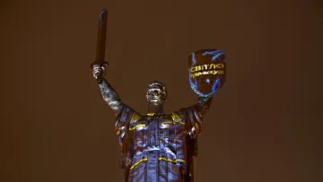 Світло тримається: Батьківщина-Мати засяяла інсталяцією напередодні Дня енергетика