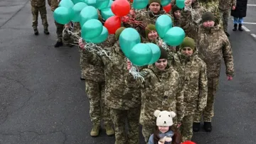 Прикордонники створили «живу» ялинку разом із подорожніми: відео флешмобу в Раві-Руській