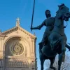 У Парижі чоловік викрав меч зі статуї Жанни д’Арк і був затриманий поліцією: як виглядає пам’ятник зараз