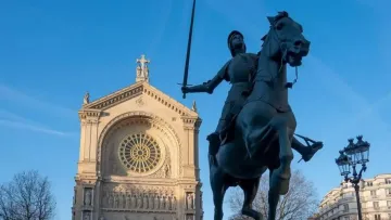 У Парижі чоловік викрав меч зі статуї Жанни д’Арк і був затриманий поліцією: як виглядає пам’ятник зараз
