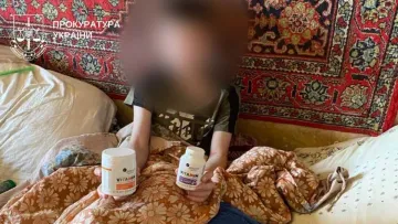 Киянка залишила 14-річного сина у тяжкому стані без їжі, води та зв’язку: жінці оголошено про підозру