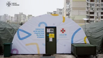 ДСНС та ЮНІСЕФ відкрили у Києві дитячі простори в мобільних пунктах незламності: де вони розташовані 