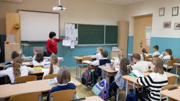 «Наше завдання – зберегти освітній процес»: у Києві тимчасово об’єднують школи та садочки після обстрілів