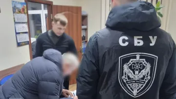 Допомагав зняти з розшуку та оформити незаконне бронювання: у Києві затримали депутата Почаївської міськради