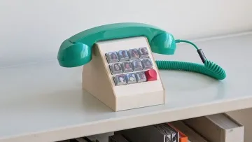 Лише слухавка і кілька кнопок з фото: дизайнер створив «наймиліший і найбезпечніший» телефон для своєї доньки