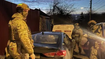 Виманили у пенсіонерок мільйони гривень: у Києві затримали шахраїв, які прикидалися працівниками СБУ 