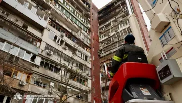 Російський дрон влучив у багатоповерхівку в Дніпрі: кількість постраждалих та відео наслідків ворожої атаки