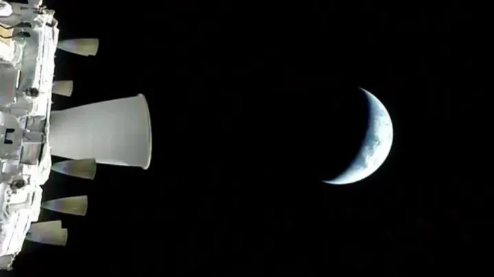 NASA опублікувало перше фото Землі з місії Artemis II: відомі нові деталі щодо польоту навколо Місяця