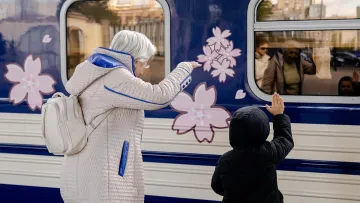 Укрзалізниця запустила поїзд «Сакура» за підтримки посольства Японії: як він виглядає та куди їздитиме