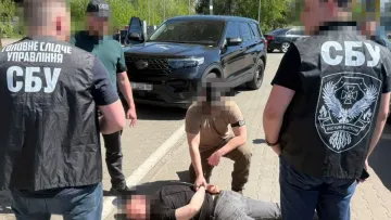 Вимагав кошти з підприємця за «бронювання» працівників: СБУ затримала керівника Житомирського обласного ТЦК