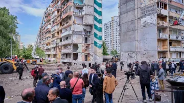 Десятки дипломатів відвідали місце ракетного удару у Києві: послам показали наслідки російської атаки 