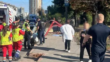 Жахлива ДТП у Києві: Volkswagen влетів у зупинку з людьми у Солом’янському районі столиці