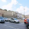 У Варшаві чоловік заліз на службове авто Мінфіну, зупинивши його посеред дороги: для чого він це зробив