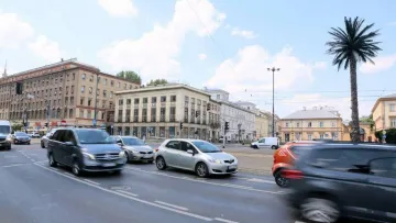 У Варшаві чоловік заліз на службове авто Мінфіну, зупинивши його посеред дороги: для чого він це зробив
