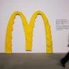 Розплавлену вивіску з McDonald’s на Лук’янівці показали на виставці «Той день» у Києві: як це виглядає
