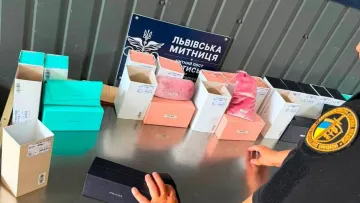 PRADA, TIFFANY та MIU MIU: на кордоні з Польщею митники виявили брендові окуляри на 700 тисяч гривень