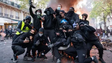 У Парижі пограбували 80-річне подружжя: пенсіонерів залишили посеред вулиці майже голими