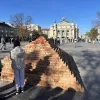 У Львові встановили тимчасову скульптуру «Говерла» у формі піраміди: як вона виглядає та який сенс