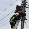 На Хмельниччині рятувальники зняли чоловіка зі стовпа лінії електропередач: він був там з невідомих причин