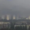 Російські удари змінюють погоду в Києві: столицю накрила отруйна хмара сажі й диму