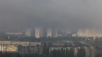 Російські удари змінюють погоду в Києві: столицю накрила отруйна хмара сажі й диму