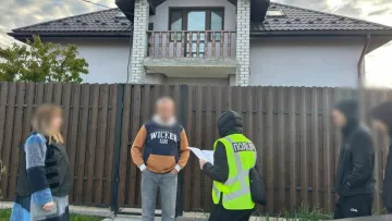 Мільйонні статки та дорогі авто: поліція розкрила масштабні корупційні схеми у посадових осіб ТЦК