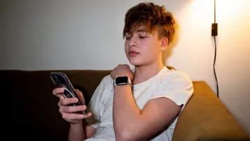 Добровільне розповсюдження власних нюдсів: наскільки секстинг популярний серед молоді – дослідження вчених