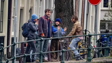 Бред Пітт знімається у фільмі «Вершники»: актора помітили у скрутному вигляді в Амстердамі