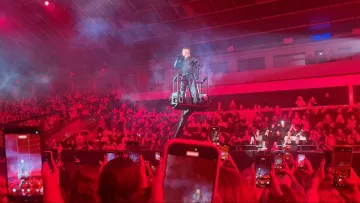 Костюм за 125 тисяч, море прапорів і спецефектів: як пройшов концерт Пивоварова у Палаці Спорту
