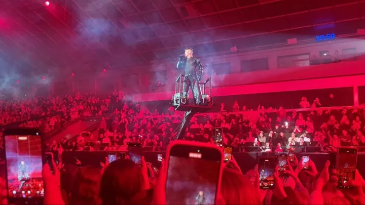 Костюм за 125 тисяч, море прапорів і спецефектів: як пройшов концерт Пивоварова у Палаці Спорту