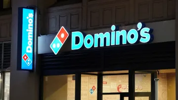 У США кур’єр Domino’s наїхав автомобілем на клієнта: образився, що не отримав чайові за доставку