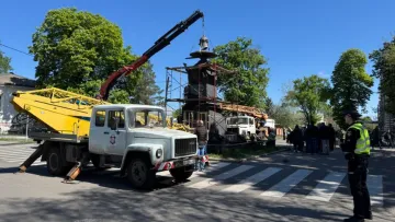 У Полтаві замість пам’ятника Петру І встановили вертоліт – фото: яка мета даної композиції