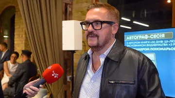 Син Пономарьова відверто розповів про стосунки з молодою обраницею тата: як мачуха вплинула на його життя