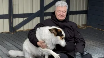 «Згадую наше перше знайомство»: Петро Порошенко замилував мережу світлинами з вірним псом Херсоном