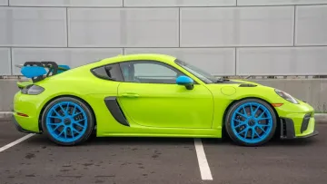 Кольоровий шок для фанатів Porsche: у США продали незвичний Cayman GT4 RS