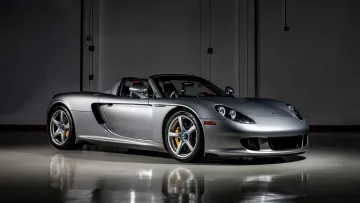 20-річний суперкар з нульовим пробігом: на аукціоні RM Sotheby’s продали Porsche Carrera GT за шалені гроші