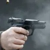 Чоловік у Львові відкрив вогонь біля дитячого майданчика: поліція оперативно затримала порушника - відео