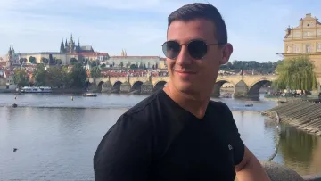 Солодке досягнення: німець за хвилину з’їв понад кілограм меду і потрапив до Книги Гіннеса