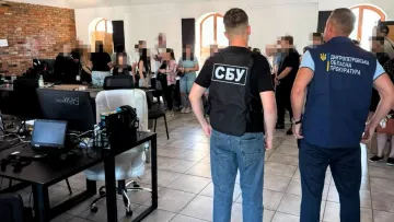 Шахрайські call-центри викрили у трьох регіонах: злодії ошукували українців та іноземців