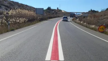 Червона суцільна роздільна смуга: де її можна зустріти та з якою метою її наносять на дорогу