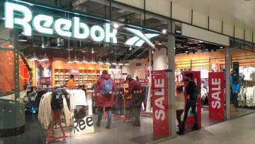 Популярний бренд одягу та взуття йде з України: чому це сталося та коли закриються останні магазини в Києві