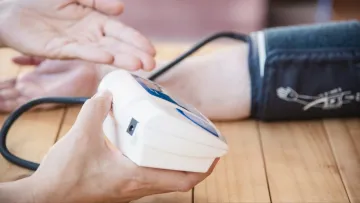 Коли викликати швидку: названо небезпечні показники артеріального тиску