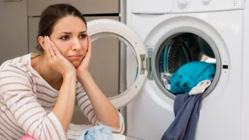 Прання одягу: 7 застарілих звичок, які нищать тканину і техніку