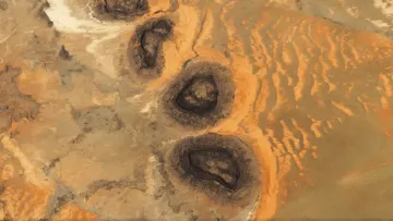 З космосу помітили дивні «чорні гори» на Землі: фото з МКС збентежило науковців