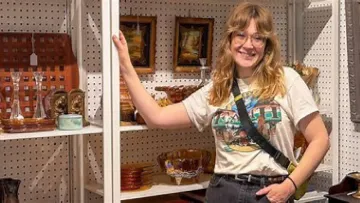 Купила за чотири долари: жінка випадково знайшла в секонд-хенді скарб XIX століття