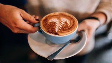 Чай чи кава: вчені визначили, який напій краще захищає кістки від старіння