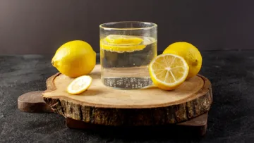 Чи справді вода з лимоном корисна для здоров'я: дієтологи розвінчали головні міфи про популярний напі