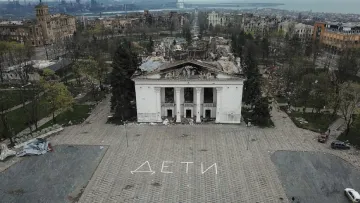 Цинізм зашкалює: окупанти відкрили драмтеатр у Маріуполі та влаштували танці на кістках